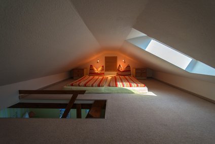 Der Dachboden und die Spindeltreppe - #54013889 © Janni - Fotolia.com